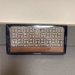 Tommy Hilfiger Zip-Around Wallet – NWT